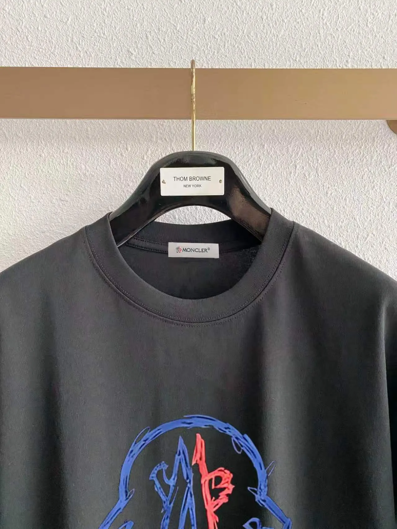 Moncle/ * ，logo New Arrival ， ， ， ， T Same Style。 :Black White Blue Gray Size:S（90-130 ） M（125-140 ） L（135-160 ） XL（160-180 ） XXL（180-210 ）